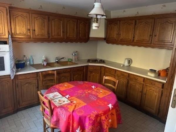 Quartier Est, secteur prisé, à deux pas de toutes commodités, supermarché, école/lycée, centre ville, gare et axes routiers, cette maison offre de nombreux atouts