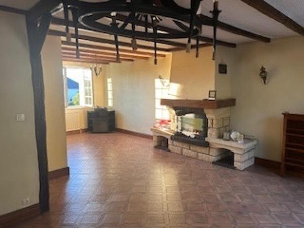 Quartier Est, secteur prisé, à deux pas de toutes commodités, supermarché, école/lycée, centre ville, gare et axes routiers, cette maison offre de nombreux atouts