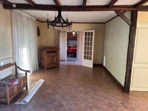 Quartier Est, secteur prisé, à deux pas de toutes commodités, supermarché, école/lycée, centre ville, gare et axes routiers, cette maison offre de nombreux atouts