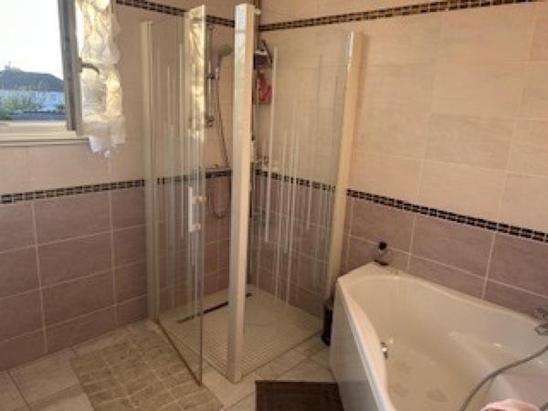 Quartier Est, secteur prisé, à deux pas de toutes commodités, supermarché, école/lycée, centre ville, gare et axes routiers, cette maison offre de nombreux atouts