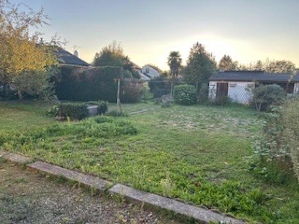 Quartier Est, secteur prisé, à deux pas de toutes commodités, supermarché, école/lycée, centre ville, gare et axes routiers, cette maison offre de nombreux atouts