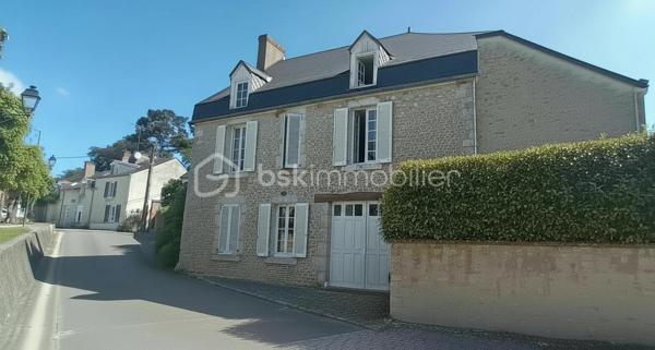 C’est une maison de Charme, de près de 290 m², qui s’offre à vous. Au centre du ravissant village d’Avaray, à deux pas de la Loire et de l’itinéraire ‘La Loire à vélà », cette élégante demeure séduit par son caractère authentique, son excellent état général, et sa modularité rare, permettant de créer deux logements distincts, dont un parfaitement adapté à un projet locatif. 
LA PREMIERE PARTIE : charme, volumes et authenticité. Dès l’entrée, le ton est donné : un séjour sublimé par une cheminée d’origine et de magnifiques poutres en châtaigner, offrant une atmosphère chaleureuse et raffinée, puis une cuisine aménagée optimisée et fonctionnelle avec une surprise à la clef. Un WC avec lave-mains, une buanderie-chaufferie, un garage attenant. 
A l’étage, un palier parqueté dessert : 3 chambres spacieuses, dont 2 avec salle d’eau ou bain privatives et wc. Des placards intégrés facilitent l’organisation. 
Au second étage, une superbe pièce de détente et de jeux, baignée d’une lumière douce, dévoile une charpente apparente et de nombreux rangements . Cette partie de la maison bénéficie également d’un accès intérieur à une jolie cave, rare et très appréciable ainsi qu’au garage.
A l’extérieur, un jardin intime, ombragé et à l’abri des regards, invite à la méditation. Une parcelle d'environ 750 m², à quelques pas seulement, ouvre le champ des possibles en matière de potager ou de jardin d'agrément.

LA SECONDE PARTIE : un logement indépendant idéal pour location ou famille. Cette seconde habitation, qui profite largement de la lumière tout au long de la journée, offre une grande flexibilité d’usage : La pièce de vie peut servir de salon ou de chambre de plain-pied, un wc et une douche sont à proximité, une petite terrasse bien cachée permet l’accès à la seconde cave, voutée et pleine de charme.

A l’étage : un palier dessert une chambre avec salle d’eau et wc. Un espace parfait pour accueillir un locataire, un membre de la famille, ou pour créer un lieu professionnel indépendant.

CÔTE CONFORT ET PRESTATIONS : 
Deux modes de chauffage : radiateurs électriques, et chauffage au fioul par une indestructible chaudière Viessmann, révisée chaque année et en parfait état de restitution de chaleur. La toiture est en ardoises. La maison est entretenue. Aucun gros travaux à prévoir.

Un cadre de vie rare, au calme avec la nature comme voisine !
Quant aux commodités, un traiteur est à disposition à quelques pas de la maison et tout le reste se trouve à Mer à 5 minutes en voiture (supermarchés, gare, sortie d’autoroute A10, médecins, pharmacies, écoles publiques et privées de la maternelle jusqu’au collège par ramassage scolaire).

C’est bien une maison pour vivre, pour ressentir, pour se poser : le charme de l’ancien, le calme d’un village ligérien, la proximité des grands axes sans les nuisances, la possibilité de générer un revenu locatif ou pas, un bien soigneusement entretenu et prêt à habiter.

Je suis à votre écoute et disposition pour échanger sur votre projet.
Au plaisir de partager ça avec vous. Blandine ALLOUIN Bsk Immobilier 06 73 33 04 75