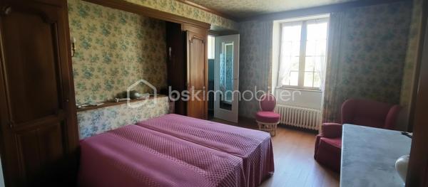 C’est une maison de Charme, de près de 290 m², qui s’offre à vous. Au centre du ravissant village d’Avaray, à deux pas de la Loire et de l’itinéraire ‘La Loire à vélà », cette élégante demeure séduit par son caractère authentique, son excellent état général, et sa modularité rare, permettant de créer deux logements distincts, dont un parfaitement adapté à un projet locatif. 
LA PREMIERE PARTIE : charme, volumes et authenticité. Dès l’entrée, le ton est donné : un séjour sublimé par une cheminée d’origine et de magnifiques poutres en châtaigner, offrant une atmosphère chaleureuse et raffinée, puis une cuisine aménagée optimisée et fonctionnelle avec une surprise à la clef. Un WC avec lave-mains, une buanderie-chaufferie, un garage attenant. 
A l’étage, un palier parqueté dessert : 3 chambres spacieuses, dont 2 avec salle d’eau ou bain privatives et wc. Des placards intégrés facilitent l’organisation. 
Au second étage, une superbe pièce de détente et de jeux, baignée d’une lumière douce, dévoile une charpente apparente et de nombreux rangements . Cette partie de la maison bénéficie également d’un accès intérieur à une jolie cave, rare et très appréciable ainsi qu’au garage.
A l’extérieur, un jardin intime, ombragé et à l’abri des regards, invite à la méditation. Une parcelle d'environ 750 m², à quelques pas seulement, ouvre le champ des possibles en matière de potager ou de jardin d'agrément.

LA SECONDE PARTIE : un logement indépendant idéal pour location ou famille. Cette seconde habitation, qui profite largement de la lumière tout au long de la journée, offre une grande flexibilité d’usage : La pièce de vie peut servir de salon ou de chambre de plain-pied, un wc et une douche sont à proximité, une petite terrasse bien cachée permet l’accès à la seconde cave, voutée et pleine de charme.

A l’étage : un palier dessert une chambre avec salle d’eau et wc. Un espace parfait pour accueillir un locataire, un membre de la famille, ou pour créer un lieu professionnel indépendant.

CÔTE CONFORT ET PRESTATIONS : 
Deux modes de chauffage : radiateurs électriques, et chauffage au fioul par une indestructible chaudière Viessmann, révisée chaque année et en parfait état de restitution de chaleur. La toiture est en ardoises. La maison est entretenue. Aucun gros travaux à prévoir.

Un cadre de vie rare, au calme avec la nature comme voisine !
Quant aux commodités, un traiteur est à disposition à quelques pas de la maison et tout le reste se trouve à Mer à 5 minutes en voiture (supermarchés, gare, sortie d’autoroute A10, médecins, pharmacies, écoles publiques et privées de la maternelle jusqu’au collège par ramassage scolaire).

C’est bien une maison pour vivre, pour ressentir, pour se poser : le charme de l’ancien, le calme d’un village ligérien, la proximité des grands axes sans les nuisances, la possibilité de générer un revenu locatif ou pas, un bien soigneusement entretenu et prêt à habiter.

Je suis à votre écoute et disposition pour échanger sur votre projet.
Au plaisir de partager ça avec vous. Blandine ALLOUIN Bsk Immobilier 06 73 33 04 75
