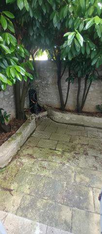 C’est une maison de Charme, de près de 290 m², qui s’offre à vous. Au centre du ravissant village d’Avaray, à deux pas de la Loire et de l’itinéraire ‘La Loire à vélà », cette élégante demeure séduit par son caractère authentique, son excellent état général, et sa modularité rare, permettant de créer deux logements distincts, dont un parfaitement adapté à un projet locatif. 
LA PREMIERE PARTIE : charme, volumes et authenticité. Dès l’entrée, le ton est donné : un séjour sublimé par une cheminée d’origine et de magnifiques poutres en châtaigner, offrant une atmosphère chaleureuse et raffinée, puis une cuisine aménagée optimisée et fonctionnelle avec une surprise à la clef. Un WC avec lave-mains, une buanderie-chaufferie, un garage attenant. 
A l’étage, un palier parqueté dessert : 3 chambres spacieuses, dont 2 avec salle d’eau ou bain privatives et wc. Des placards intégrés facilitent l’organisation. 
Au second étage, une superbe pièce de détente et de jeux, baignée d’une lumière douce, dévoile une charpente apparente et de nombreux rangements . Cette partie de la maison bénéficie également d’un accès intérieur à une jolie cave, rare et très appréciable ainsi qu’au garage.
A l’extérieur, un jardin intime, ombragé et à l’abri des regards, invite à la méditation. Une parcelle d'environ 750 m², à quelques pas seulement, ouvre le champ des possibles en matière de potager ou de jardin d'agrément.

LA SECONDE PARTIE : un logement indépendant idéal pour location ou famille. Cette seconde habitation, qui profite largement de la lumière tout au long de la journée, offre une grande flexibilité d’usage : La pièce de vie peut servir de salon ou de chambre de plain-pied, un wc et une douche sont à proximité, une petite terrasse bien cachée permet l’accès à la seconde cave, voutée et pleine de charme.

A l’étage : un palier dessert une chambre avec salle d’eau et wc. Un espace parfait pour accueillir un locataire, un membre de la famille, ou pour créer un lieu professionnel indépendant.

CÔTE CONFORT ET PRESTATIONS : 
Deux modes de chauffage : radiateurs électriques, et chauffage au fioul par une indestructible chaudière Viessmann, révisée chaque année et en parfait état de restitution de chaleur. La toiture est en ardoises. La maison est entretenue. Aucun gros travaux à prévoir.

Un cadre de vie rare, au calme avec la nature comme voisine !
Quant aux commodités, un traiteur est à disposition à quelques pas de la maison et tout le reste se trouve à Mer à 5 minutes en voiture (supermarchés, gare, sortie d’autoroute A10, médecins, pharmacies, écoles publiques et privées de la maternelle jusqu’au collège par ramassage scolaire).

C’est bien une maison pour vivre, pour ressentir, pour se poser : le charme de l’ancien, le calme d’un village ligérien, la proximité des grands axes sans les nuisances, la possibilité de générer un revenu locatif ou pas, un bien soigneusement entretenu et prêt à habiter.

Je suis à votre écoute et disposition pour échanger sur votre projet.
Au plaisir de partager ça avec vous. Blandine ALLOUIN Bsk Immobilier 06 73 33 04 75
