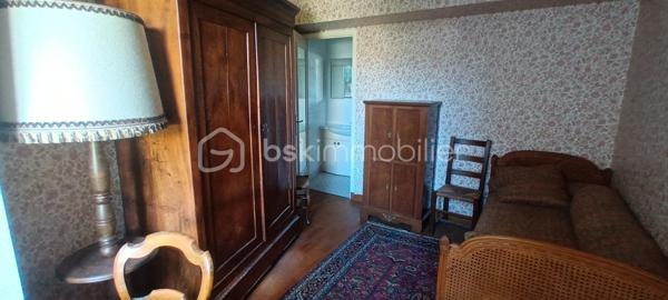 C’est une maison de Charme, de près de 290 m², qui s’offre à vous. Au centre du ravissant village d’Avaray, à deux pas de la Loire et de l’itinéraire ‘La Loire à vélà », cette élégante demeure séduit par son caractère authentique, son excellent état général, et sa modularité rare, permettant de créer deux logements distincts, dont un parfaitement adapté à un projet locatif. 
LA PREMIERE PARTIE : charme, volumes et authenticité. Dès l’entrée, le ton est donné : un séjour sublimé par une cheminée d’origine et de magnifiques poutres en châtaigner, offrant une atmosphère chaleureuse et raffinée, puis une cuisine aménagée optimisée et fonctionnelle avec une surprise à la clef. Un WC avec lave-mains, une buanderie-chaufferie, un garage attenant. 
A l’étage, un palier parqueté dessert : 3 chambres spacieuses, dont 2 avec salle d’eau ou bain privatives et wc. Des placards intégrés facilitent l’organisation. 
Au second étage, une superbe pièce de détente et de jeux, baignée d’une lumière douce, dévoile une charpente apparente et de nombreux rangements . Cette partie de la maison bénéficie également d’un accès intérieur à une jolie cave, rare et très appréciable ainsi qu’au garage.
A l’extérieur, un jardin intime, ombragé et à l’abri des regards, invite à la méditation. Une parcelle d'environ 750 m², à quelques pas seulement, ouvre le champ des possibles en matière de potager ou de jardin d'agrément.

LA SECONDE PARTIE : un logement indépendant idéal pour location ou famille. Cette seconde habitation, qui profite largement de la lumière tout au long de la journée, offre une grande flexibilité d’usage : La pièce de vie peut servir de salon ou de chambre de plain-pied, un wc et une douche sont à proximité, une petite terrasse bien cachée permet l’accès à la seconde cave, voutée et pleine de charme.

A l’étage : un palier dessert une chambre avec salle d’eau et wc. Un espace parfait pour accueillir un locataire, un membre de la famille, ou pour créer un lieu professionnel indépendant.

CÔTE CONFORT ET PRESTATIONS : 
Deux modes de chauffage : radiateurs électriques, et chauffage au fioul par une indestructible chaudière Viessmann, révisée chaque année et en parfait état de restitution de chaleur. La toiture est en ardoises. La maison est entretenue. Aucun gros travaux à prévoir.

Un cadre de vie rare, au calme avec la nature comme voisine !
Quant aux commodités, un traiteur est à disposition à quelques pas de la maison et tout le reste se trouve à Mer à 5 minutes en voiture (supermarchés, gare, sortie d’autoroute A10, médecins, pharmacies, écoles publiques et privées de la maternelle jusqu’au collège par ramassage scolaire).

C’est bien une maison pour vivre, pour ressentir, pour se poser : le charme de l’ancien, le calme d’un village ligérien, la proximité des grands axes sans les nuisances, la possibilité de générer un revenu locatif ou pas, un bien soigneusement entretenu et prêt à habiter.

Je suis à votre écoute et disposition pour échanger sur votre projet.
Au plaisir de partager ça avec vous. Blandine ALLOUIN Bsk Immobilier 06 73 33 04 75