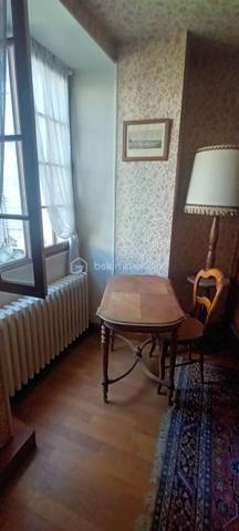 C’est une maison de Charme, de près de 290 m², qui s’offre à vous. Au centre du ravissant village d’Avaray, à deux pas de la Loire et de l’itinéraire ‘La Loire à vélà », cette élégante demeure séduit par son caractère authentique, son excellent état général, et sa modularité rare, permettant de créer deux logements distincts, dont un parfaitement adapté à un projet locatif. 
LA PREMIERE PARTIE : charme, volumes et authenticité. Dès l’entrée, le ton est donné : un séjour sublimé par une cheminée d’origine et de magnifiques poutres en châtaigner, offrant une atmosphère chaleureuse et raffinée, puis une cuisine aménagée optimisée et fonctionnelle avec une surprise à la clef. Un WC avec lave-mains, une buanderie-chaufferie, un garage attenant. 
A l’étage, un palier parqueté dessert : 3 chambres spacieuses, dont 2 avec salle d’eau ou bain privatives et wc. Des placards intégrés facilitent l’organisation. 
Au second étage, une superbe pièce de détente et de jeux, baignée d’une lumière douce, dévoile une charpente apparente et de nombreux rangements . Cette partie de la maison bénéficie également d’un accès intérieur à une jolie cave, rare et très appréciable ainsi qu’au garage.
A l’extérieur, un jardin intime, ombragé et à l’abri des regards, invite à la méditation. Une parcelle d'environ 750 m², à quelques pas seulement, ouvre le champ des possibles en matière de potager ou de jardin d'agrément.

LA SECONDE PARTIE : un logement indépendant idéal pour location ou famille. Cette seconde habitation, qui profite largement de la lumière tout au long de la journée, offre une grande flexibilité d’usage : La pièce de vie peut servir de salon ou de chambre de plain-pied, un wc et une douche sont à proximité, une petite terrasse bien cachée permet l’accès à la seconde cave, voutée et pleine de charme.

A l’étage : un palier dessert une chambre avec salle d’eau et wc. Un espace parfait pour accueillir un locataire, un membre de la famille, ou pour créer un lieu professionnel indépendant.

CÔTE CONFORT ET PRESTATIONS : 
Deux modes de chauffage : radiateurs électriques, et chauffage au fioul par une indestructible chaudière Viessmann, révisée chaque année et en parfait état de restitution de chaleur. La toiture est en ardoises. La maison est entretenue. Aucun gros travaux à prévoir.

Un cadre de vie rare, au calme avec la nature comme voisine !
Quant aux commodités, un traiteur est à disposition à quelques pas de la maison et tout le reste se trouve à Mer à 5 minutes en voiture (supermarchés, gare, sortie d’autoroute A10, médecins, pharmacies, écoles publiques et privées de la maternelle jusqu’au collège par ramassage scolaire).

C’est bien une maison pour vivre, pour ressentir, pour se poser : le charme de l’ancien, le calme d’un village ligérien, la proximité des grands axes sans les nuisances, la possibilité de générer un revenu locatif ou pas, un bien soigneusement entretenu et prêt à habiter.

Je suis à votre écoute et disposition pour échanger sur votre projet.
Au plaisir de partager ça avec vous. Blandine ALLOUIN Bsk Immobilier 06 73 33 04 75