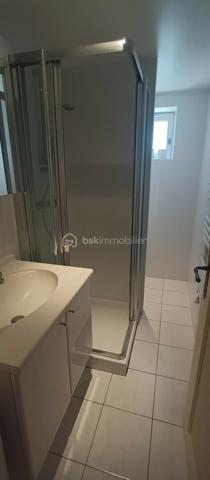 C’est une maison de Charme, de près de 290 m², qui s’offre à vous. Au centre du ravissant village d’Avaray, à deux pas de la Loire et de l’itinéraire ‘La Loire à vélà », cette élégante demeure séduit par son caractère authentique, son excellent état général, et sa modularité rare, permettant de créer deux logements distincts, dont un parfaitement adapté à un projet locatif. 
LA PREMIERE PARTIE : charme, volumes et authenticité. Dès l’entrée, le ton est donné : un séjour sublimé par une cheminée d’origine et de magnifiques poutres en châtaigner, offrant une atmosphère chaleureuse et raffinée, puis une cuisine aménagée optimisée et fonctionnelle avec une surprise à la clef. Un WC avec lave-mains, une buanderie-chaufferie, un garage attenant. 
A l’étage, un palier parqueté dessert : 3 chambres spacieuses, dont 2 avec salle d’eau ou bain privatives et wc. Des placards intégrés facilitent l’organisation. 
Au second étage, une superbe pièce de détente et de jeux, baignée d’une lumière douce, dévoile une charpente apparente et de nombreux rangements . Cette partie de la maison bénéficie également d’un accès intérieur à une jolie cave, rare et très appréciable ainsi qu’au garage.
A l’extérieur, un jardin intime, ombragé et à l’abri des regards, invite à la méditation. Une parcelle d'environ 750 m², à quelques pas seulement, ouvre le champ des possibles en matière de potager ou de jardin d'agrément.

LA SECONDE PARTIE : un logement indépendant idéal pour location ou famille. Cette seconde habitation, qui profite largement de la lumière tout au long de la journée, offre une grande flexibilité d’usage : La pièce de vie peut servir de salon ou de chambre de plain-pied, un wc et une douche sont à proximité, une petite terrasse bien cachée permet l’accès à la seconde cave, voutée et pleine de charme.

A l’étage : un palier dessert une chambre avec salle d’eau et wc. Un espace parfait pour accueillir un locataire, un membre de la famille, ou pour créer un lieu professionnel indépendant.

CÔTE CONFORT ET PRESTATIONS : 
Deux modes de chauffage : radiateurs électriques, et chauffage au fioul par une indestructible chaudière Viessmann, révisée chaque année et en parfait état de restitution de chaleur. La toiture est en ardoises. La maison est entretenue. Aucun gros travaux à prévoir.

Un cadre de vie rare, au calme avec la nature comme voisine !
Quant aux commodités, un traiteur est à disposition à quelques pas de la maison et tout le reste se trouve à Mer à 5 minutes en voiture (supermarchés, gare, sortie d’autoroute A10, médecins, pharmacies, écoles publiques et privées de la maternelle jusqu’au collège par ramassage scolaire).

C’est bien une maison pour vivre, pour ressentir, pour se poser : le charme de l’ancien, le calme d’un village ligérien, la proximité des grands axes sans les nuisances, la possibilité de générer un revenu locatif ou pas, un bien soigneusement entretenu et prêt à habiter.

Je suis à votre écoute et disposition pour échanger sur votre projet.
Au plaisir de partager ça avec vous. Blandine ALLOUIN Bsk Immobilier 06 73 33 04 75