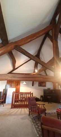C’est une maison de Charme, de près de 290 m², qui s’offre à vous. Au centre du ravissant village d’Avaray, à deux pas de la Loire et de l’itinéraire ‘La Loire à vélà », cette élégante demeure séduit par son caractère authentique, son excellent état général, et sa modularité rare, permettant de créer deux logements distincts, dont un parfaitement adapté à un projet locatif. 
LA PREMIERE PARTIE : charme, volumes et authenticité. Dès l’entrée, le ton est donné : un séjour sublimé par une cheminée d’origine et de magnifiques poutres en châtaigner, offrant une atmosphère chaleureuse et raffinée, puis une cuisine aménagée optimisée et fonctionnelle avec une surprise à la clef. Un WC avec lave-mains, une buanderie-chaufferie, un garage attenant. 
A l’étage, un palier parqueté dessert : 3 chambres spacieuses, dont 2 avec salle d’eau ou bain privatives et wc. Des placards intégrés facilitent l’organisation. 
Au second étage, une superbe pièce de détente et de jeux, baignée d’une lumière douce, dévoile une charpente apparente et de nombreux rangements . Cette partie de la maison bénéficie également d’un accès intérieur à une jolie cave, rare et très appréciable ainsi qu’au garage.
A l’extérieur, un jardin intime, ombragé et à l’abri des regards, invite à la méditation. Une parcelle d'environ 750 m², à quelques pas seulement, ouvre le champ des possibles en matière de potager ou de jardin d'agrément.

LA SECONDE PARTIE : un logement indépendant idéal pour location ou famille. Cette seconde habitation, qui profite largement de la lumière tout au long de la journée, offre une grande flexibilité d’usage : La pièce de vie peut servir de salon ou de chambre de plain-pied, un wc et une douche sont à proximité, une petite terrasse bien cachée permet l’accès à la seconde cave, voutée et pleine de charme.

A l’étage : un palier dessert une chambre avec salle d’eau et wc. Un espace parfait pour accueillir un locataire, un membre de la famille, ou pour créer un lieu professionnel indépendant.

CÔTE CONFORT ET PRESTATIONS : 
Deux modes de chauffage : radiateurs électriques, et chauffage au fioul par une indestructible chaudière Viessmann, révisée chaque année et en parfait état de restitution de chaleur. La toiture est en ardoises. La maison est entretenue. Aucun gros travaux à prévoir.

Un cadre de vie rare, au calme avec la nature comme voisine !
Quant aux commodités, un traiteur est à disposition à quelques pas de la maison et tout le reste se trouve à Mer à 5 minutes en voiture (supermarchés, gare, sortie d’autoroute A10, médecins, pharmacies, écoles publiques et privées de la maternelle jusqu’au collège par ramassage scolaire).

C’est bien une maison pour vivre, pour ressentir, pour se poser : le charme de l’ancien, le calme d’un village ligérien, la proximité des grands axes sans les nuisances, la possibilité de générer un revenu locatif ou pas, un bien soigneusement entretenu et prêt à habiter.

Je suis à votre écoute et disposition pour échanger sur votre projet.
Au plaisir de partager ça avec vous. Blandine ALLOUIN Bsk Immobilier 06 73 33 04 75