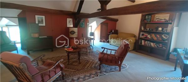 C’est une maison de Charme, de près de 290 m², qui s’offre à vous. Au centre du ravissant village d’Avaray, à deux pas de la Loire et de l’itinéraire ‘La Loire à vélà », cette élégante demeure séduit par son caractère authentique, son excellent état général, et sa modularité rare, permettant de créer deux logements distincts, dont un parfaitement adapté à un projet locatif. 
LA PREMIERE PARTIE : charme, volumes et authenticité. Dès l’entrée, le ton est donné : un séjour sublimé par une cheminée d’origine et de magnifiques poutres en châtaigner, offrant une atmosphère chaleureuse et raffinée, puis une cuisine aménagée optimisée et fonctionnelle avec une surprise à la clef. Un WC avec lave-mains, une buanderie-chaufferie, un garage attenant. 
A l’étage, un palier parqueté dessert : 3 chambres spacieuses, dont 2 avec salle d’eau ou bain privatives et wc. Des placards intégrés facilitent l’organisation. 
Au second étage, une superbe pièce de détente et de jeux, baignée d’une lumière douce, dévoile une charpente apparente et de nombreux rangements . Cette partie de la maison bénéficie également d’un accès intérieur à une jolie cave, rare et très appréciable ainsi qu’au garage.
A l’extérieur, un jardin intime, ombragé et à l’abri des regards, invite à la méditation. Une parcelle d'environ 750 m², à quelques pas seulement, ouvre le champ des possibles en matière de potager ou de jardin d'agrément.

LA SECONDE PARTIE : un logement indépendant idéal pour location ou famille. Cette seconde habitation, qui profite largement de la lumière tout au long de la journée, offre une grande flexibilité d’usage : La pièce de vie peut servir de salon ou de chambre de plain-pied, un wc et une douche sont à proximité, une petite terrasse bien cachée permet l’accès à la seconde cave, voutée et pleine de charme.

A l’étage : un palier dessert une chambre avec salle d’eau et wc. Un espace parfait pour accueillir un locataire, un membre de la famille, ou pour créer un lieu professionnel indépendant.

CÔTE CONFORT ET PRESTATIONS : 
Deux modes de chauffage : radiateurs électriques, et chauffage au fioul par une indestructible chaudière Viessmann, révisée chaque année et en parfait état de restitution de chaleur. La toiture est en ardoises. La maison est entretenue. Aucun gros travaux à prévoir.

Un cadre de vie rare, au calme avec la nature comme voisine !
Quant aux commodités, un traiteur est à disposition à quelques pas de la maison et tout le reste se trouve à Mer à 5 minutes en voiture (supermarchés, gare, sortie d’autoroute A10, médecins, pharmacies, écoles publiques et privées de la maternelle jusqu’au collège par ramassage scolaire).

C’est bien une maison pour vivre, pour ressentir, pour se poser : le charme de l’ancien, le calme d’un village ligérien, la proximité des grands axes sans les nuisances, la possibilité de générer un revenu locatif ou pas, un bien soigneusement entretenu et prêt à habiter.

Je suis à votre écoute et disposition pour échanger sur votre projet.
Au plaisir de partager ça avec vous. Blandine ALLOUIN Bsk Immobilier 06 73 33 04 75