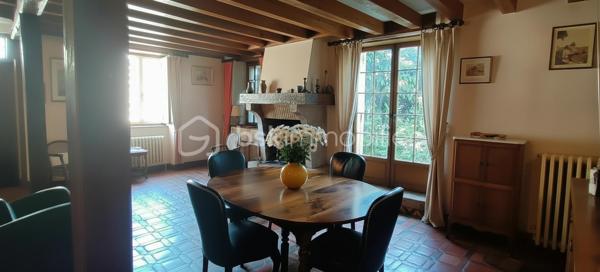 C’est une maison de Charme, de près de 290 m², qui s’offre à vous. Au centre du ravissant village d’Avaray, à deux pas de la Loire et de l’itinéraire ‘La Loire à vélà », cette élégante demeure séduit par son caractère authentique, son excellent état général, et sa modularité rare, permettant de créer deux logements distincts, dont un parfaitement adapté à un projet locatif. 
LA PREMIERE PARTIE : charme, volumes et authenticité. Dès l’entrée, le ton est donné : un séjour sublimé par une cheminée d’origine et de magnifiques poutres en châtaigner, offrant une atmosphère chaleureuse et raffinée, puis une cuisine aménagée optimisée et fonctionnelle avec une surprise à la clef. Un WC avec lave-mains, une buanderie-chaufferie, un garage attenant. 
A l’étage, un palier parqueté dessert : 3 chambres spacieuses, dont 2 avec salle d’eau ou bain privatives et wc. Des placards intégrés facilitent l’organisation. 
Au second étage, une superbe pièce de détente et de jeux, baignée d’une lumière douce, dévoile une charpente apparente et de nombreux rangements . Cette partie de la maison bénéficie également d’un accès intérieur à une jolie cave, rare et très appréciable ainsi qu’au garage.
A l’extérieur, un jardin intime, ombragé et à l’abri des regards, invite à la méditation. Une parcelle d'environ 750 m², à quelques pas seulement, ouvre le champ des possibles en matière de potager ou de jardin d'agrément.

LA SECONDE PARTIE : un logement indépendant idéal pour location ou famille. Cette seconde habitation, qui profite largement de la lumière tout au long de la journée, offre une grande flexibilité d’usage : La pièce de vie peut servir de salon ou de chambre de plain-pied, un wc et une douche sont à proximité, une petite terrasse bien cachée permet l’accès à la seconde cave, voutée et pleine de charme.

A l’étage : un palier dessert une chambre avec salle d’eau et wc. Un espace parfait pour accueillir un locataire, un membre de la famille, ou pour créer un lieu professionnel indépendant.

CÔTE CONFORT ET PRESTATIONS : 
Deux modes de chauffage : radiateurs électriques, et chauffage au fioul par une indestructible chaudière Viessmann, révisée chaque année et en parfait état de restitution de chaleur. La toiture est en ardoises. La maison est entretenue. Aucun gros travaux à prévoir.

Un cadre de vie rare, au calme avec la nature comme voisine !
Quant aux commodités, un traiteur est à disposition à quelques pas de la maison et tout le reste se trouve à Mer à 5 minutes en voiture (supermarchés, gare, sortie d’autoroute A10, médecins, pharmacies, écoles publiques et privées de la maternelle jusqu’au collège par ramassage scolaire).

C’est bien une maison pour vivre, pour ressentir, pour se poser : le charme de l’ancien, le calme d’un village ligérien, la proximité des grands axes sans les nuisances, la possibilité de générer un revenu locatif ou pas, un bien soigneusement entretenu et prêt à habiter.

Je suis à votre écoute et disposition pour échanger sur votre projet.
Au plaisir de partager ça avec vous. Blandine ALLOUIN Bsk Immobilier 06 73 33 04 75