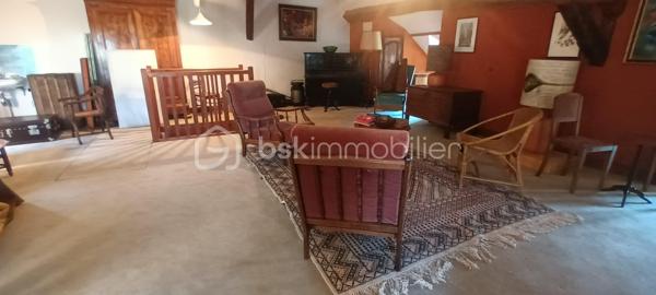 C’est une maison de Charme, de près de 290 m², qui s’offre à vous. Au centre du ravissant village d’Avaray, à deux pas de la Loire et de l’itinéraire ‘La Loire à vélà », cette élégante demeure séduit par son caractère authentique, son excellent état général, et sa modularité rare, permettant de créer deux logements distincts, dont un parfaitement adapté à un projet locatif. 
LA PREMIERE PARTIE : charme, volumes et authenticité. Dès l’entrée, le ton est donné : un séjour sublimé par une cheminée d’origine et de magnifiques poutres en châtaigner, offrant une atmosphère chaleureuse et raffinée, puis une cuisine aménagée optimisée et fonctionnelle avec une surprise à la clef. Un WC avec lave-mains, une buanderie-chaufferie, un garage attenant. 
A l’étage, un palier parqueté dessert : 3 chambres spacieuses, dont 2 avec salle d’eau ou bain privatives et wc. Des placards intégrés facilitent l’organisation. 
Au second étage, une superbe pièce de détente et de jeux, baignée d’une lumière douce, dévoile une charpente apparente et de nombreux rangements . Cette partie de la maison bénéficie également d’un accès intérieur à une jolie cave, rare et très appréciable ainsi qu’au garage.
A l’extérieur, un jardin intime, ombragé et à l’abri des regards, invite à la méditation. Une parcelle d'environ 750 m², à quelques pas seulement, ouvre le champ des possibles en matière de potager ou de jardin d'agrément.

LA SECONDE PARTIE : un logement indépendant idéal pour location ou famille. Cette seconde habitation, qui profite largement de la lumière tout au long de la journée, offre une grande flexibilité d’usage : La pièce de vie peut servir de salon ou de chambre de plain-pied, un wc et une douche sont à proximité, une petite terrasse bien cachée permet l’accès à la seconde cave, voutée et pleine de charme.

A l’étage : un palier dessert une chambre avec salle d’eau et wc. Un espace parfait pour accueillir un locataire, un membre de la famille, ou pour créer un lieu professionnel indépendant.

CÔTE CONFORT ET PRESTATIONS : 
Deux modes de chauffage : radiateurs électriques, et chauffage au fioul par une indestructible chaudière Viessmann, révisée chaque année et en parfait état de restitution de chaleur. La toiture est en ardoises. La maison est entretenue. Aucun gros travaux à prévoir.

Un cadre de vie rare, au calme avec la nature comme voisine !
Quant aux commodités, un traiteur est à disposition à quelques pas de la maison et tout le reste se trouve à Mer à 5 minutes en voiture (supermarchés, gare, sortie d’autoroute A10, médecins, pharmacies, écoles publiques et privées de la maternelle jusqu’au collège par ramassage scolaire).

C’est bien une maison pour vivre, pour ressentir, pour se poser : le charme de l’ancien, le calme d’un village ligérien, la proximité des grands axes sans les nuisances, la possibilité de générer un revenu locatif ou pas, un bien soigneusement entretenu et prêt à habiter.

Je suis à votre écoute et disposition pour échanger sur votre projet.
Au plaisir de partager ça avec vous. Blandine ALLOUIN Bsk Immobilier 06 73 33 04 75