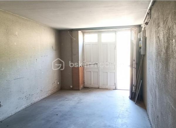 C’est une maison de Charme, de près de 290 m², qui s’offre à vous. Au centre du ravissant village d’Avaray, à deux pas de la Loire et de l’itinéraire ‘La Loire à vélà », cette élégante demeure séduit par son caractère authentique, son excellent état général, et sa modularité rare, permettant de créer deux logements distincts, dont un parfaitement adapté à un projet locatif. 
LA PREMIERE PARTIE : charme, volumes et authenticité. Dès l’entrée, le ton est donné : un séjour sublimé par une cheminée d’origine et de magnifiques poutres en châtaigner, offrant une atmosphère chaleureuse et raffinée, puis une cuisine aménagée optimisée et fonctionnelle avec une surprise à la clef. Un WC avec lave-mains, une buanderie-chaufferie, un garage attenant. 
A l’étage, un palier parqueté dessert : 3 chambres spacieuses, dont 2 avec salle d’eau ou bain privatives et wc. Des placards intégrés facilitent l’organisation. 
Au second étage, une superbe pièce de détente et de jeux, baignée d’une lumière douce, dévoile une charpente apparente et de nombreux rangements . Cette partie de la maison bénéficie également d’un accès intérieur à une jolie cave, rare et très appréciable ainsi qu’au garage.
A l’extérieur, un jardin intime, ombragé et à l’abri des regards, invite à la méditation. Une parcelle d'environ 750 m², à quelques pas seulement, ouvre le champ des possibles en matière de potager ou de jardin d'agrément.

LA SECONDE PARTIE : un logement indépendant idéal pour location ou famille. Cette seconde habitation, qui profite largement de la lumière tout au long de la journée, offre une grande flexibilité d’usage : La pièce de vie peut servir de salon ou de chambre de plain-pied, un wc et une douche sont à proximité, une petite terrasse bien cachée permet l’accès à la seconde cave, voutée et pleine de charme.

A l’étage : un palier dessert une chambre avec salle d’eau et wc. Un espace parfait pour accueillir un locataire, un membre de la famille, ou pour créer un lieu professionnel indépendant.

CÔTE CONFORT ET PRESTATIONS : 
Deux modes de chauffage : radiateurs électriques, et chauffage au fioul par une indestructible chaudière Viessmann, révisée chaque année et en parfait état de restitution de chaleur. La toiture est en ardoises. La maison est entretenue. Aucun gros travaux à prévoir.

Un cadre de vie rare, au calme avec la nature comme voisine !
Quant aux commodités, un traiteur est à disposition à quelques pas de la maison et tout le reste se trouve à Mer à 5 minutes en voiture (supermarchés, gare, sortie d’autoroute A10, médecins, pharmacies, écoles publiques et privées de la maternelle jusqu’au collège par ramassage scolaire).

C’est bien une maison pour vivre, pour ressentir, pour se poser : le charme de l’ancien, le calme d’un village ligérien, la proximité des grands axes sans les nuisances, la possibilité de générer un revenu locatif ou pas, un bien soigneusement entretenu et prêt à habiter.

Je suis à votre écoute et disposition pour échanger sur votre projet.
Au plaisir de partager ça avec vous. Blandine ALLOUIN Bsk Immobilier 06 73 33 04 75
