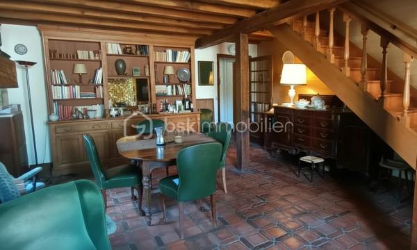 C’est une maison de Charme, de près de 290 m², qui s’offre à vous. Au centre du ravissant village d’Avaray, à deux pas de la Loire et de l’itinéraire ‘La Loire à vélà », cette élégante demeure séduit par son caractère authentique, son excellent état général, et sa modularité rare, permettant de créer deux logements distincts, dont un parfaitement adapté à un projet locatif. 
LA PREMIERE PARTIE : charme, volumes et authenticité. Dès l’entrée, le ton est donné : un séjour sublimé par une cheminée d’origine et de magnifiques poutres en châtaigner, offrant une atmosphère chaleureuse et raffinée, puis une cuisine aménagée optimisée et fonctionnelle avec une surprise à la clef. Un WC avec lave-mains, une buanderie-chaufferie, un garage attenant. 
A l’étage, un palier parqueté dessert : 3 chambres spacieuses, dont 2 avec salle d’eau ou bain privatives et wc. Des placards intégrés facilitent l’organisation. 
Au second étage, une superbe pièce de détente et de jeux, baignée d’une lumière douce, dévoile une charpente apparente et de nombreux rangements . Cette partie de la maison bénéficie également d’un accès intérieur à une jolie cave, rare et très appréciable ainsi qu’au garage.
A l’extérieur, un jardin intime, ombragé et à l’abri des regards, invite à la méditation. Une parcelle d'environ 750 m², à quelques pas seulement, ouvre le champ des possibles en matière de potager ou de jardin d'agrément.

LA SECONDE PARTIE : un logement indépendant idéal pour location ou famille. Cette seconde habitation, qui profite largement de la lumière tout au long de la journée, offre une grande flexibilité d’usage : La pièce de vie peut servir de salon ou de chambre de plain-pied, un wc et une douche sont à proximité, une petite terrasse bien cachée permet l’accès à la seconde cave, voutée et pleine de charme.

A l’étage : un palier dessert une chambre avec salle d’eau et wc. Un espace parfait pour accueillir un locataire, un membre de la famille, ou pour créer un lieu professionnel indépendant.

CÔTE CONFORT ET PRESTATIONS : 
Deux modes de chauffage : radiateurs électriques, et chauffage au fioul par une indestructible chaudière Viessmann, révisée chaque année et en parfait état de restitution de chaleur. La toiture est en ardoises. La maison est entretenue. Aucun gros travaux à prévoir.

Un cadre de vie rare, au calme avec la nature comme voisine !
Quant aux commodités, un traiteur est à disposition à quelques pas de la maison et tout le reste se trouve à Mer à 5 minutes en voiture (supermarchés, gare, sortie d’autoroute A10, médecins, pharmacies, écoles publiques et privées de la maternelle jusqu’au collège par ramassage scolaire).

C’est bien une maison pour vivre, pour ressentir, pour se poser : le charme de l’ancien, le calme d’un village ligérien, la proximité des grands axes sans les nuisances, la possibilité de générer un revenu locatif ou pas, un bien soigneusement entretenu et prêt à habiter.

Je suis à votre écoute et disposition pour échanger sur votre projet.
Au plaisir de partager ça avec vous. Blandine ALLOUIN Bsk Immobilier 06 73 33 04 75