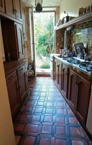 C’est une maison de Charme, de près de 290 m², qui s’offre à vous. Au centre du ravissant village d’Avaray, à deux pas de la Loire et de l’itinéraire ‘La Loire à vélà », cette élégante demeure séduit par son caractère authentique, son excellent état général, et sa modularité rare, permettant de créer deux logements distincts, dont un parfaitement adapté à un projet locatif. 
LA PREMIERE PARTIE : charme, volumes et authenticité. Dès l’entrée, le ton est donné : un séjour sublimé par une cheminée d’origine et de magnifiques poutres en châtaigner, offrant une atmosphère chaleureuse et raffinée, puis une cuisine aménagée optimisée et fonctionnelle avec une surprise à la clef. Un WC avec lave-mains, une buanderie-chaufferie, un garage attenant. 
A l’étage, un palier parqueté dessert : 3 chambres spacieuses, dont 2 avec salle d’eau ou bain privatives et wc. Des placards intégrés facilitent l’organisation. 
Au second étage, une superbe pièce de détente et de jeux, baignée d’une lumière douce, dévoile une charpente apparente et de nombreux rangements . Cette partie de la maison bénéficie également d’un accès intérieur à une jolie cave, rare et très appréciable ainsi qu’au garage.
A l’extérieur, un jardin intime, ombragé et à l’abri des regards, invite à la méditation. Une parcelle d'environ 750 m², à quelques pas seulement, ouvre le champ des possibles en matière de potager ou de jardin d'agrément.

LA SECONDE PARTIE : un logement indépendant idéal pour location ou famille. Cette seconde habitation, qui profite largement de la lumière tout au long de la journée, offre une grande flexibilité d’usage : La pièce de vie peut servir de salon ou de chambre de plain-pied, un wc et une douche sont à proximité, une petite terrasse bien cachée permet l’accès à la seconde cave, voutée et pleine de charme.

A l’étage : un palier dessert une chambre avec salle d’eau et wc. Un espace parfait pour accueillir un locataire, un membre de la famille, ou pour créer un lieu professionnel indépendant.

CÔTE CONFORT ET PRESTATIONS : 
Deux modes de chauffage : radiateurs électriques, et chauffage au fioul par une indestructible chaudière Viessmann, révisée chaque année et en parfait état de restitution de chaleur. La toiture est en ardoises. La maison est entretenue. Aucun gros travaux à prévoir.

Un cadre de vie rare, au calme avec la nature comme voisine !
Quant aux commodités, un traiteur est à disposition à quelques pas de la maison et tout le reste se trouve à Mer à 5 minutes en voiture (supermarchés, gare, sortie d’autoroute A10, médecins, pharmacies, écoles publiques et privées de la maternelle jusqu’au collège par ramassage scolaire).

C’est bien une maison pour vivre, pour ressentir, pour se poser : le charme de l’ancien, le calme d’un village ligérien, la proximité des grands axes sans les nuisances, la possibilité de générer un revenu locatif ou pas, un bien soigneusement entretenu et prêt à habiter.

Je suis à votre écoute et disposition pour échanger sur votre projet.
Au plaisir de partager ça avec vous. Blandine ALLOUIN Bsk Immobilier 06 73 33 04 75
