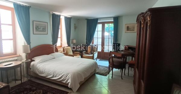 C’est une maison de Charme, de près de 290 m², qui s’offre à vous. Au centre du ravissant village d’Avaray, à deux pas de la Loire et de l’itinéraire ‘La Loire à vélà », cette élégante demeure séduit par son caractère authentique, son excellent état général, et sa modularité rare, permettant de créer deux logements distincts, dont un parfaitement adapté à un projet locatif. 
LA PREMIERE PARTIE : charme, volumes et authenticité. Dès l’entrée, le ton est donné : un séjour sublimé par une cheminée d’origine et de magnifiques poutres en châtaigner, offrant une atmosphère chaleureuse et raffinée, puis une cuisine aménagée optimisée et fonctionnelle avec une surprise à la clef. Un WC avec lave-mains, une buanderie-chaufferie, un garage attenant. 
A l’étage, un palier parqueté dessert : 3 chambres spacieuses, dont 2 avec salle d’eau ou bain privatives et wc. Des placards intégrés facilitent l’organisation. 
Au second étage, une superbe pièce de détente et de jeux, baignée d’une lumière douce, dévoile une charpente apparente et de nombreux rangements . Cette partie de la maison bénéficie également d’un accès intérieur à une jolie cave, rare et très appréciable ainsi qu’au garage.
A l’extérieur, un jardin intime, ombragé et à l’abri des regards, invite à la méditation. Une parcelle d'environ 750 m², à quelques pas seulement, ouvre le champ des possibles en matière de potager ou de jardin d'agrément.

LA SECONDE PARTIE : un logement indépendant idéal pour location ou famille. Cette seconde habitation, qui profite largement de la lumière tout au long de la journée, offre une grande flexibilité d’usage : La pièce de vie peut servir de salon ou de chambre de plain-pied, un wc et une douche sont à proximité, une petite terrasse bien cachée permet l’accès à la seconde cave, voutée et pleine de charme.

A l’étage : un palier dessert une chambre avec salle d’eau et wc. Un espace parfait pour accueillir un locataire, un membre de la famille, ou pour créer un lieu professionnel indépendant.

CÔTE CONFORT ET PRESTATIONS : 
Deux modes de chauffage : radiateurs électriques, et chauffage au fioul par une indestructible chaudière Viessmann, révisée chaque année et en parfait état de restitution de chaleur. La toiture est en ardoises. La maison est entretenue. Aucun gros travaux à prévoir.

Un cadre de vie rare, au calme avec la nature comme voisine !
Quant aux commodités, un traiteur est à disposition à quelques pas de la maison et tout le reste se trouve à Mer à 5 minutes en voiture (supermarchés, gare, sortie d’autoroute A10, médecins, pharmacies, écoles publiques et privées de la maternelle jusqu’au collège par ramassage scolaire).

C’est bien une maison pour vivre, pour ressentir, pour se poser : le charme de l’ancien, le calme d’un village ligérien, la proximité des grands axes sans les nuisances, la possibilité de générer un revenu locatif ou pas, un bien soigneusement entretenu et prêt à habiter.

Je suis à votre écoute et disposition pour échanger sur votre projet.
Au plaisir de partager ça avec vous. Blandine ALLOUIN Bsk Immobilier 06 73 33 04 75