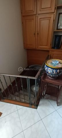 C’est une maison de Charme, de près de 290 m², qui s’offre à vous. Au centre du ravissant village d’Avaray, à deux pas de la Loire et de l’itinéraire ‘La Loire à vélà », cette élégante demeure séduit par son caractère authentique, son excellent état général, et sa modularité rare, permettant de créer deux logements distincts, dont un parfaitement adapté à un projet locatif. 
LA PREMIERE PARTIE : charme, volumes et authenticité. Dès l’entrée, le ton est donné : un séjour sublimé par une cheminée d’origine et de magnifiques poutres en châtaigner, offrant une atmosphère chaleureuse et raffinée, puis une cuisine aménagée optimisée et fonctionnelle avec une surprise à la clef. Un WC avec lave-mains, une buanderie-chaufferie, un garage attenant. 
A l’étage, un palier parqueté dessert : 3 chambres spacieuses, dont 2 avec salle d’eau ou bain privatives et wc. Des placards intégrés facilitent l’organisation. 
Au second étage, une superbe pièce de détente et de jeux, baignée d’une lumière douce, dévoile une charpente apparente et de nombreux rangements . Cette partie de la maison bénéficie également d’un accès intérieur à une jolie cave, rare et très appréciable ainsi qu’au garage.
A l’extérieur, un jardin intime, ombragé et à l’abri des regards, invite à la méditation. Une parcelle d'environ 750 m², à quelques pas seulement, ouvre le champ des possibles en matière de potager ou de jardin d'agrément.

LA SECONDE PARTIE : un logement indépendant idéal pour location ou famille. Cette seconde habitation, qui profite largement de la lumière tout au long de la journée, offre une grande flexibilité d’usage : La pièce de vie peut servir de salon ou de chambre de plain-pied, un wc et une douche sont à proximité, une petite terrasse bien cachée permet l’accès à la seconde cave, voutée et pleine de charme.

A l’étage : un palier dessert une chambre avec salle d’eau et wc. Un espace parfait pour accueillir un locataire, un membre de la famille, ou pour créer un lieu professionnel indépendant.

CÔTE CONFORT ET PRESTATIONS : 
Deux modes de chauffage : radiateurs électriques, et chauffage au fioul par une indestructible chaudière Viessmann, révisée chaque année et en parfait état de restitution de chaleur. La toiture est en ardoises. La maison est entretenue. Aucun gros travaux à prévoir.

Un cadre de vie rare, au calme avec la nature comme voisine !
Quant aux commodités, un traiteur est à disposition à quelques pas de la maison et tout le reste se trouve à Mer à 5 minutes en voiture (supermarchés, gare, sortie d’autoroute A10, médecins, pharmacies, écoles publiques et privées de la maternelle jusqu’au collège par ramassage scolaire).

C’est bien une maison pour vivre, pour ressentir, pour se poser : le charme de l’ancien, le calme d’un village ligérien, la proximité des grands axes sans les nuisances, la possibilité de générer un revenu locatif ou pas, un bien soigneusement entretenu et prêt à habiter.

Je suis à votre écoute et disposition pour échanger sur votre projet.
Au plaisir de partager ça avec vous. Blandine ALLOUIN Bsk Immobilier 06 73 33 04 75