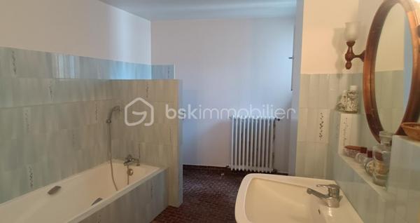 C’est une maison de Charme, de près de 290 m², qui s’offre à vous. Au centre du ravissant village d’Avaray, à deux pas de la Loire et de l’itinéraire ‘La Loire à vélà », cette élégante demeure séduit par son caractère authentique, son excellent état général, et sa modularité rare, permettant de créer deux logements distincts, dont un parfaitement adapté à un projet locatif. 
LA PREMIERE PARTIE : charme, volumes et authenticité. Dès l’entrée, le ton est donné : un séjour sublimé par une cheminée d’origine et de magnifiques poutres en châtaigner, offrant une atmosphère chaleureuse et raffinée, puis une cuisine aménagée optimisée et fonctionnelle avec une surprise à la clef. Un WC avec lave-mains, une buanderie-chaufferie, un garage attenant. 
A l’étage, un palier parqueté dessert : 3 chambres spacieuses, dont 2 avec salle d’eau ou bain privatives et wc. Des placards intégrés facilitent l’organisation. 
Au second étage, une superbe pièce de détente et de jeux, baignée d’une lumière douce, dévoile une charpente apparente et de nombreux rangements . Cette partie de la maison bénéficie également d’un accès intérieur à une jolie cave, rare et très appréciable ainsi qu’au garage.
A l’extérieur, un jardin intime, ombragé et à l’abri des regards, invite à la méditation. Une parcelle d'environ 750 m², à quelques pas seulement, ouvre le champ des possibles en matière de potager ou de jardin d'agrément.

LA SECONDE PARTIE : un logement indépendant idéal pour location ou famille. Cette seconde habitation, qui profite largement de la lumière tout au long de la journée, offre une grande flexibilité d’usage : La pièce de vie peut servir de salon ou de chambre de plain-pied, un wc et une douche sont à proximité, une petite terrasse bien cachée permet l’accès à la seconde cave, voutée et pleine de charme.

A l’étage : un palier dessert une chambre avec salle d’eau et wc. Un espace parfait pour accueillir un locataire, un membre de la famille, ou pour créer un lieu professionnel indépendant.

CÔTE CONFORT ET PRESTATIONS : 
Deux modes de chauffage : radiateurs électriques, et chauffage au fioul par une indestructible chaudière Viessmann, révisée chaque année et en parfait état de restitution de chaleur. La toiture est en ardoises. La maison est entretenue. Aucun gros travaux à prévoir.

Un cadre de vie rare, au calme avec la nature comme voisine !
Quant aux commodités, un traiteur est à disposition à quelques pas de la maison et tout le reste se trouve à Mer à 5 minutes en voiture (supermarchés, gare, sortie d’autoroute A10, médecins, pharmacies, écoles publiques et privées de la maternelle jusqu’au collège par ramassage scolaire).

C’est bien une maison pour vivre, pour ressentir, pour se poser : le charme de l’ancien, le calme d’un village ligérien, la proximité des grands axes sans les nuisances, la possibilité de générer un revenu locatif ou pas, un bien soigneusement entretenu et prêt à habiter.

Je suis à votre écoute et disposition pour échanger sur votre projet.
Au plaisir de partager ça avec vous. Blandine ALLOUIN Bsk Immobilier 06 73 33 04 75