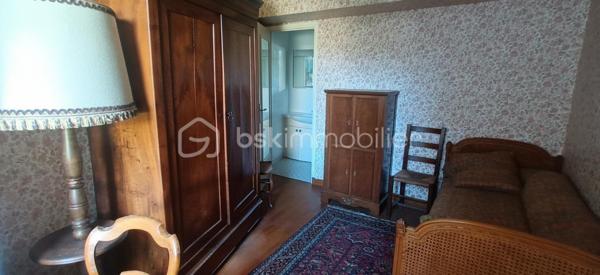 C’est une maison de Charme, de près de 290 m², qui s’offre à vous. Au centre du ravissant village d’Avaray, à deux pas de la Loire et de l’itinéraire ‘La Loire à vélà », cette élégante demeure séduit par son caractère authentique, son excellent état général, et sa modularité rare, permettant de créer deux logements distincts, dont un parfaitement adapté à un projet locatif. 
LA PREMIERE PARTIE : charme, volumes et authenticité. Dès l’entrée, le ton est donné : un séjour sublimé par une cheminée d’origine et de magnifiques poutres en châtaigner, offrant une atmosphère chaleureuse et raffinée, puis une cuisine aménagée optimisée et fonctionnelle avec une surprise à la clef. Un WC avec lave-mains, une buanderie-chaufferie, un garage attenant. 
A l’étage, un palier parqueté dessert : 3 chambres spacieuses, dont 2 avec salle d’eau ou bain privatives et wc. Des placards intégrés facilitent l’organisation. 
Au second étage, une superbe pièce de détente et de jeux, baignée d’une lumière douce, dévoile une charpente apparente et de nombreux rangements . Cette partie de la maison bénéficie également d’un accès intérieur à une jolie cave, rare et très appréciable ainsi qu’au garage.
A l’extérieur, un jardin intime, ombragé et à l’abri des regards, invite à la méditation. Une parcelle d'environ 750 m², à quelques pas seulement, ouvre le champ des possibles en matière de potager ou de jardin d'agrément.

LA SECONDE PARTIE : un logement indépendant idéal pour location ou famille. Cette seconde habitation, qui profite largement de la lumière tout au long de la journée, offre une grande flexibilité d’usage : La pièce de vie peut servir de salon ou de chambre de plain-pied, un wc et une douche sont à proximité, une petite terrasse bien cachée permet l’accès à la seconde cave, voutée et pleine de charme.

A l’étage : un palier dessert une chambre avec salle d’eau et wc. Un espace parfait pour accueillir un locataire, un membre de la famille, ou pour créer un lieu professionnel indépendant.

CÔTE CONFORT ET PRESTATIONS : 
Deux modes de chauffage : radiateurs électriques, et chauffage au fioul par une indestructible chaudière Viessmann, révisée chaque année et en parfait état de restitution de chaleur. La toiture est en ardoises. La maison est entretenue. Aucun gros travaux à prévoir.

Un cadre de vie rare, au calme avec la nature comme voisine !
Quant aux commodités, un traiteur est à disposition à quelques pas de la maison et tout le reste se trouve à Mer à 5 minutes en voiture (supermarchés, gare, sortie d’autoroute A10, médecins, pharmacies, écoles publiques et privées de la maternelle jusqu’au collège par ramassage scolaire).

C’est bien une maison pour vivre, pour ressentir, pour se poser : le charme de l’ancien, le calme d’un village ligérien, la proximité des grands axes sans les nuisances, la possibilité de générer un revenu locatif ou pas, un bien soigneusement entretenu et prêt à habiter.

Je suis à votre écoute et disposition pour échanger sur votre projet.
Au plaisir de partager ça avec vous. Blandine ALLOUIN Bsk Immobilier 06 73 33 04 75