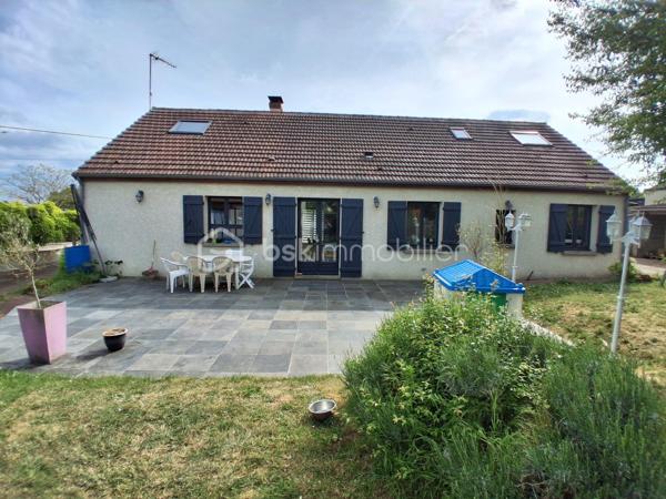 Située à Puiseaux, proche du centre villes et des écoles, cette maison familiale de 149m2 sur un terrain entièrement clos de 1000m2 comporte :
au rez de chaussé:
-  1 entrée
-  1 salon séjour de 60m2
-  1 cuisine et 1 cellier
-  3 chambres 
-  1 salle d'eau
- 1 WC
à l'étage :
un palier desservant:
- 2 grandes chambres
-  1 salle de bain

un double garage non attenant avec panneaux photovoltaïque sur le toit (contrat de revente)

les + de cette maison :
-  de beaux volumes
-  une belle terrasse
-  clim réversible révisé en 2026
-  poêle à bois