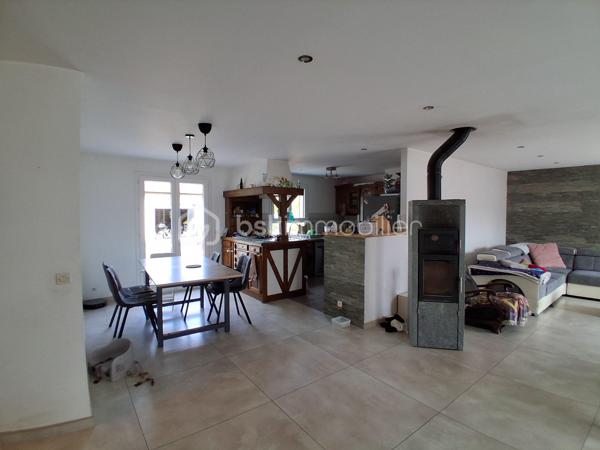 Située à Puiseaux, proche du centre villes et des écoles, cette maison familiale de 149m2 sur un terrain entièrement clos de 1000m2 comporte :
au rez de chaussé:
-  1 entrée
-  1 salon séjour de 60m2
-  1 cuisine et 1 cellier
-  3 chambres 
-  1 salle d'eau
- 1 WC
à l'étage :
un palier desservant:
- 2 grandes chambres
-  1 salle de bain

un double garage non attenant avec panneaux photovoltaïque sur le toit (contrat de revente)

les + de cette maison :
-  de beaux volumes
-  une belle terrasse
-  clim réversible révisé en 2026
-  poêle à bois