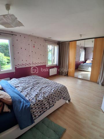 Située à Puiseaux, proche du centre villes et des écoles, cette maison familiale de 149m2 sur un terrain entièrement clos de 1000m2 comporte :
au rez de chaussé:
-  1 entrée
-  1 salon séjour de 60m2
-  1 cuisine et 1 cellier
-  3 chambres 
-  1 salle d'eau
- 1 WC
à l'étage :
un palier desservant:
- 2 grandes chambres
-  1 salle de bain

un double garage non attenant avec panneaux photovoltaïque sur le toit (contrat de revente)

les + de cette maison :
-  de beaux volumes
-  une belle terrasse
-  clim réversible révisé en 2026
-  poêle à bois