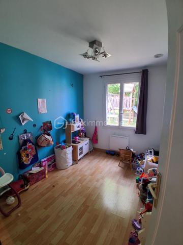 Située à Puiseaux, proche du centre villes et des écoles, cette maison familiale de 149m2 sur un terrain entièrement clos de 1000m2 comporte :
au rez de chaussé:
-  1 entrée
-  1 salon séjour de 60m2
-  1 cuisine et 1 cellier
-  3 chambres 
-  1 salle d'eau
- 1 WC
à l'étage :
un palier desservant:
- 2 grandes chambres
-  1 salle de bain

un double garage non attenant avec panneaux photovoltaïque sur le toit (contrat de revente)

les + de cette maison :
-  de beaux volumes
-  une belle terrasse
-  clim réversible révisé en 2026
-  poêle à bois