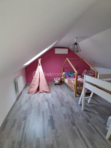 Située à Puiseaux, proche du centre villes et des écoles, cette maison familiale de 149m2 sur un terrain entièrement clos de 1000m2 comporte :
au rez de chaussé:
-  1 entrée
-  1 salon séjour de 60m2
-  1 cuisine et 1 cellier
-  3 chambres 
-  1 salle d'eau
- 1 WC
à l'étage :
un palier desservant:
- 2 grandes chambres
-  1 salle de bain

un double garage non attenant avec panneaux photovoltaïque sur le toit (contrat de revente)

les + de cette maison :
-  de beaux volumes
-  une belle terrasse
-  clim réversible révisé en 2026
-  poêle à bois