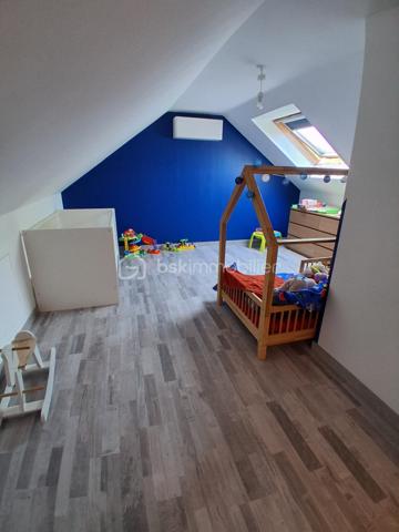 Située à Puiseaux, proche du centre villes et des écoles, cette maison familiale de 149m2 sur un terrain entièrement clos de 1000m2 comporte :
au rez de chaussé:
-  1 entrée
-  1 salon séjour de 60m2
-  1 cuisine et 1 cellier
-  3 chambres 
-  1 salle d'eau
- 1 WC
à l'étage :
un palier desservant:
- 2 grandes chambres
-  1 salle de bain

un double garage non attenant avec panneaux photovoltaïque sur le toit (contrat de revente)

les + de cette maison :
-  de beaux volumes
-  une belle terrasse
-  clim réversible révisé en 2026
-  poêle à bois