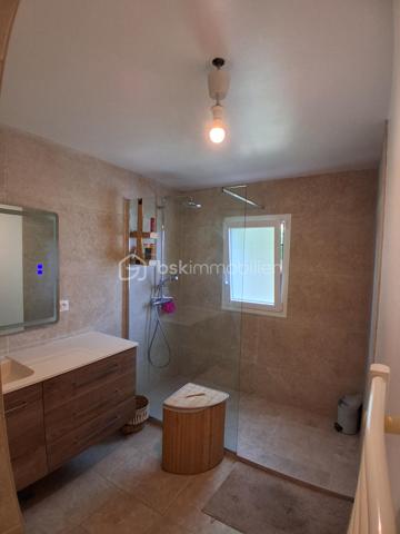 Située à Puiseaux, proche du centre villes et des écoles, cette maison familiale de 149m2 sur un terrain entièrement clos de 1000m2 comporte :
au rez de chaussé:
-  1 entrée
-  1 salon séjour de 60m2
-  1 cuisine et 1 cellier
-  3 chambres 
-  1 salle d'eau
- 1 WC
à l'étage :
un palier desservant:
- 2 grandes chambres
-  1 salle de bain

un double garage non attenant avec panneaux photovoltaïque sur le toit (contrat de revente)

les + de cette maison :
-  de beaux volumes
-  une belle terrasse
-  clim réversible révisé en 2026
-  poêle à bois