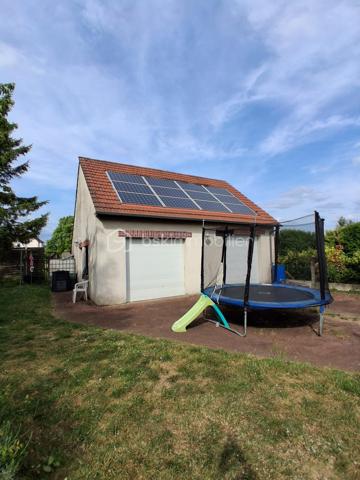 Située à Puiseaux, proche du centre villes et des écoles, cette maison familiale de 149m2 sur un terrain entièrement clos de 1000m2 comporte :
au rez de chaussé:
-  1 entrée
-  1 salon séjour de 60m2
-  1 cuisine et 1 cellier
-  3 chambres 
-  1 salle d'eau
- 1 WC
à l'étage :
un palier desservant:
- 2 grandes chambres
-  1 salle de bain

un double garage non attenant avec panneaux photovoltaïque sur le toit (contrat de revente)

les + de cette maison :
-  de beaux volumes
-  une belle terrasse
-  clim réversible révisé en 2026
-  poêle à bois