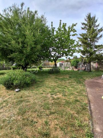 Située à Puiseaux, proche du centre villes et des écoles, cette maison familiale de 149m2 sur un terrain entièrement clos de 1000m2 comporte :
au rez de chaussé:
-  1 entrée
-  1 salon séjour de 60m2
-  1 cuisine et 1 cellier
-  3 chambres 
-  1 salle d'eau
- 1 WC
à l'étage :
un palier desservant:
- 2 grandes chambres
-  1 salle de bain

un double garage non attenant avec panneaux photovoltaïque sur le toit (contrat de revente)

les + de cette maison :
-  de beaux volumes
-  une belle terrasse
-  clim réversible révisé en 2026
-  poêle à bois