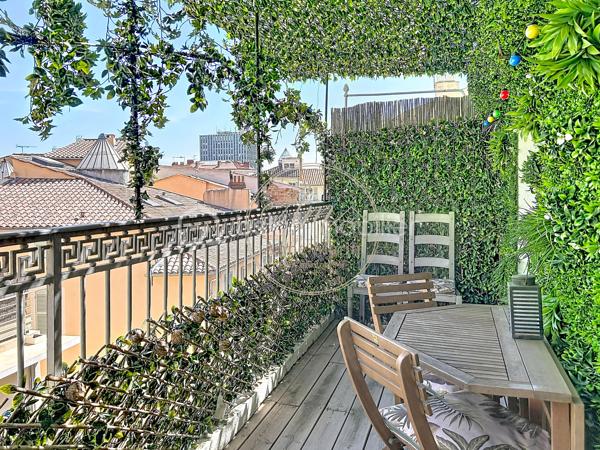 🌴 LE CALME EN PLEIN CŒUR DE TOULON 🌴
Vous rêvez de vivre le rythme vibrant du centre-ville tout en profitant d'un véritable havre de paix ? Ne cherchez plus, ce coup de cœur est fait pour vous ! 📍✨
À seulement deux pas de la célèbre **Place Puget**, découvrez ce magnifique **T3 traversant entièrement rénové** au style résolument moderne et chaleureux.
**Ce qui va vous faire craquer :**
☀️ **Un extérieur intime :** Une pièce de vie lumineuse (avec clim' réversible !) qui s'ouvre sur un joli balcon aménagé en mode "bulle de verdure", idéal pour vos cafés au soleil ou vos fins de journée face aux toits toulonnais.
🍳 **Cuisine ouverte & équipée :** Un espace moderne et convivial pour recevoir vos amis.
🛌 **Côté nuit :** 2 belles chambres lumineuses avec placards intégrés.
🚿 **Prestations soignées :** Une salle de douche contemporaine, un coin buanderie ultra-pratique... et le confort absolu d'un **3ème étage avec ascenseur** en plein centre historique !
Mode de vie "tout à pied", commerces, terrasses et plages à proximité... Que ce soit pour y poser vos valises ou pour un investissement locatif premium, ce bien coche toutes les cases. ✅
📸 *Découvrez toutes les photos de ce bijou !*
📥 **Une question ? Envie de planifier une visite ? 06 40 11 18 04**