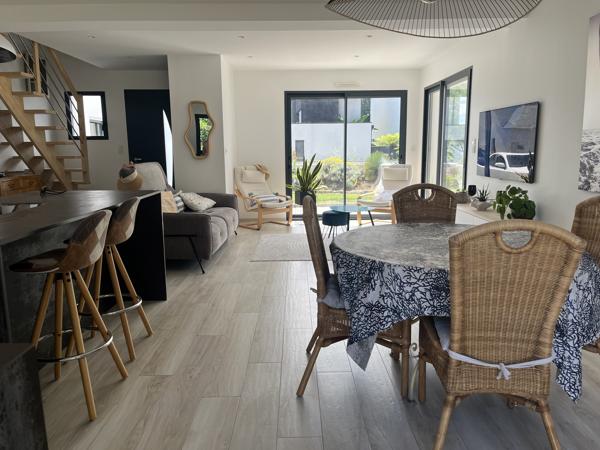 ARRADON – À quelques pas du littoral, élégante maison contemporaine de 2021