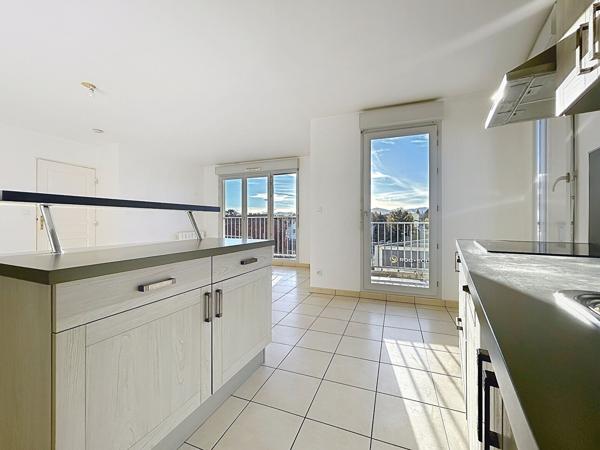 CRAPONNE : Très beau T2 de 53 m² au dernier étage avec ascenseur