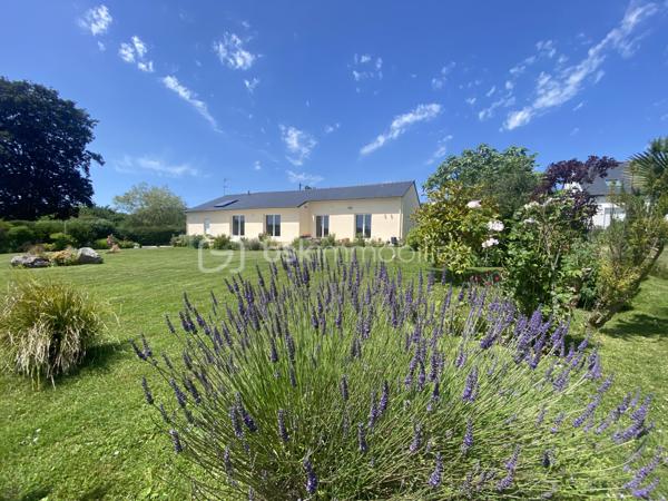 Cette maison de plain pieds, très bien tenue, est entourée de nature chatoyante. Située entre la plage de Morgat et le bourg de Crozon, dans un quartier très recherché, au calme absolu. La pièce de vie s'ouvre au sud sur la terrasse et le jardin arboré avec la nature à perte de vue. 3 chambres, une cuisine indépendante, une arrière cuisine, salle de bain et d'eau, garage attenant, chauffe eau alimenté par panneau solaire, pompe à chaleur, chauffage au sol, jardin entièrement clos, aucun travaux à prévoir. 

Rare sur le marché, une maison classée A !