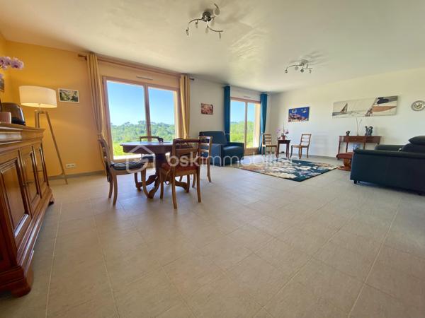 Cette maison de plain pieds, très bien tenue, est entourée de nature chatoyante. Située entre la plage de Morgat et le bourg de Crozon, dans un quartier très recherché, au calme absolu. La pièce de vie s'ouvre au sud sur la terrasse et le jardin arboré avec la nature à perte de vue. 3 chambres, une cuisine indépendante, une arrière cuisine, salle de bain et d'eau, garage attenant, chauffe eau alimenté par panneau solaire, pompe à chaleur, chauffage au sol, jardin entièrement clos, aucun travaux à prévoir. 

Rare sur le marché, une maison classée A !