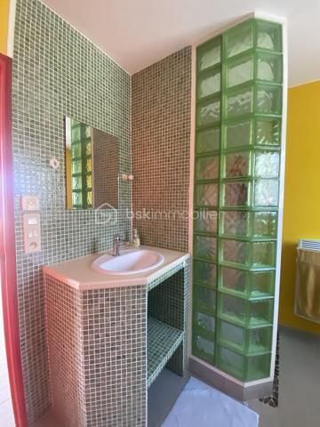 Cette maison de plain pieds, très bien tenue, est entourée de nature chatoyante. Située entre la plage de Morgat et le bourg de Crozon, dans un quartier très recherché, au calme absolu. La pièce de vie s'ouvre au sud sur la terrasse et le jardin arboré avec la nature à perte de vue. 3 chambres, une cuisine indépendante, une arrière cuisine, salle de bain et d'eau, garage attenant, chauffe eau alimenté par panneau solaire, pompe à chaleur, chauffage au sol, jardin entièrement clos, aucun travaux à prévoir. 

Rare sur le marché, une maison classée A !