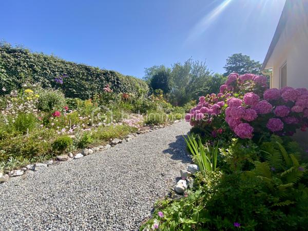 Cette maison de plain pieds, très bien tenue, est entourée de nature chatoyante. Située entre la plage de Morgat et le bourg de Crozon, dans un quartier très recherché, au calme absolu. La pièce de vie s'ouvre au sud sur la terrasse et le jardin arboré avec la nature à perte de vue. 3 chambres, une cuisine indépendante, une arrière cuisine, salle de bain et d'eau, garage attenant, chauffe eau alimenté par panneau solaire, pompe à chaleur, chauffage au sol, jardin entièrement clos, aucun travaux à prévoir. 

Rare sur le marché, une maison classée A !