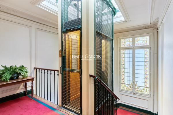 À vendre - Appartement - Paris 75116 -  Arc de Triomphe/Avenue Marceau - Balcon