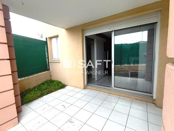 Appartement T2/cabine en rdj avec terrasse, emplacement véhicule, piscine.