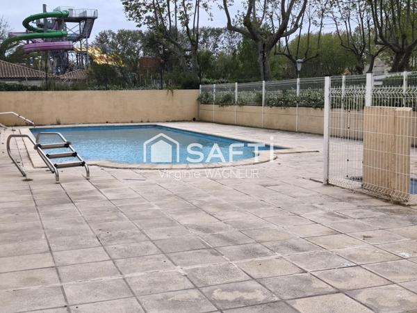 Appartement T2/cabine en rdj avec terrasse, emplacement véhicule, piscine.