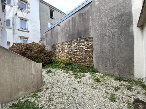 Au c?ur du secteur de Saint Michel, cette maison de ville pleine de charme attend votre touche ...