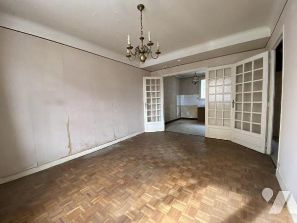 Au c?ur du secteur de Saint Michel, cette maison de ville pleine de charme attend votre touche ...