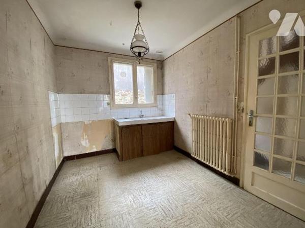 Au c?ur du secteur de Saint Michel, cette maison de ville pleine de charme attend votre touche ...