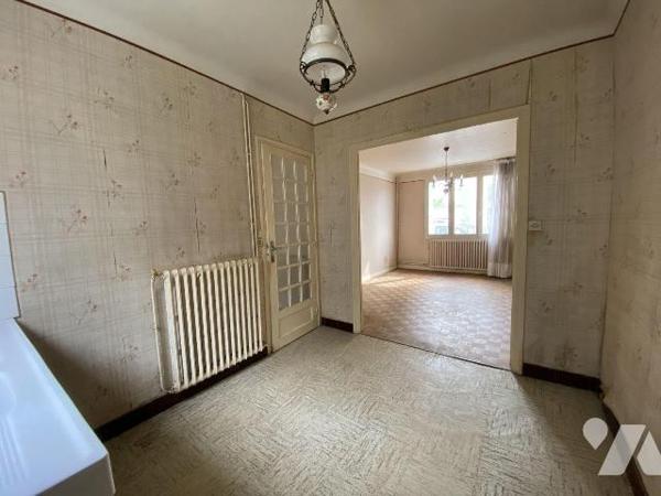 Au c?ur du secteur de Saint Michel, cette maison de ville pleine de charme attend votre touche ...