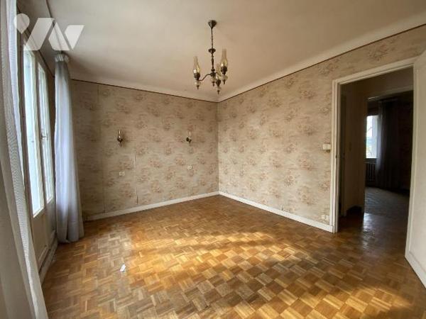 Au c?ur du secteur de Saint Michel, cette maison de ville pleine de charme attend votre touche ...