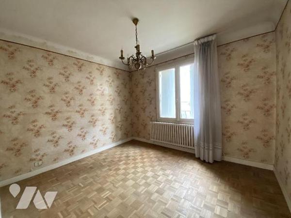 Au c?ur du secteur de Saint Michel, cette maison de ville pleine de charme attend votre touche ...