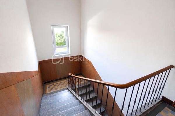 A vendre - T2 loué dernier étage – Vue Faron – Rentabilité immédiate – Parking – Cave – Toulon La Loubière – 157 000 €

💼 Investisseurs : opportunité clé en main avec revenus immédiats !

Situé dans le quartier recherché de La Loubière à Toulon, au calme d’une impasse, découvrez ce charmant T2 d'environ 37 m², au 2ᵉ et dernier étage d’un petit immeuble de 10 lots.

👉 Appartement vendu loué avec bail en cours – idéal pour un investissement sécurisé.

💰 Revenus locatifs :

Loyer hors charges : 660 € / mois
Charges : 30 € / mois
👉 Total encaissé : 693,10 € / mois

📅 Bail en cours depuis avril 2026

💡 Rentabilité brute attractive d’environ 5 %

🏡 Description du bien :

L’appartement se compose de :

✔ Un séjour lumineux avec cuisine ouverte de 22,33 m² (exposition Ouest)
✔ Cuisine équipée (plaque, four, hotte, réfrigérateur, machine à laver)
✔ Une belle chambre avec placard
✔ Une salle d’eau avec WC
✔ Une loggia fermée avec vue dégagée sur le Mont Faron

📦 Annexes & prestations :

✔ Cave privative de 6,21 m²
✔ Parking collectif réservé à la résidence
✔ Climatisation réversible
✔ Double vitrage PVC
✔ Fibre optique
✔ Faibles charges

➕ Atout supplémentaire :

Combles privatifs mentionnés à l’acte, offrant un potentiel d’évolution ou de valorisation (sous réserve d’autorisations).

📍 Emplacement :

✔ Quartier calme et recherché
✔ Proximité centre-ville
✔ Accès rapide aux axes routiers
✔ Commerces, écoles et services à proximité

💰 Informations financières :

Prix : 157 000 € FAI
Charges de copropriété : ≈ 680 € / an
Taxe foncière : 798 € / an
Copropriété : 10 lots

🔎 Informations techniques :

Surface : environ 37 m²
DPE : C (132)
GES : A (4)
Chauffage : climatisation réversible
Étage : 2ᵉ et dernier
Ascenseur : non

📞 Une opportunité rare sur le secteur avec locataire en place.
Contactez-moi dès maintenant pour plus d’informations ou organiser une visite.

Kévin LEXA – 06 50 74 25 70