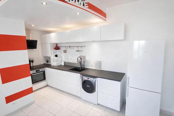 A vendre - T2 loué dernier étage – Vue Faron – Rentabilité immédiate – Parking – Cave – Toulon La Loubière – 157 000 €

💼 Investisseurs : opportunité clé en main avec revenus immédiats !

Situé dans le quartier recherché de La Loubière à Toulon, au calme d’une impasse, découvrez ce charmant T2 d'environ 37 m², au 2ᵉ et dernier étage d’un petit immeuble de 10 lots.

👉 Appartement vendu loué avec bail en cours – idéal pour un investissement sécurisé.

💰 Revenus locatifs :

Loyer hors charges : 660 € / mois
Charges : 30 € / mois
👉 Total encaissé : 693,10 € / mois

📅 Bail en cours depuis avril 2026

💡 Rentabilité brute attractive d’environ 5 %

🏡 Description du bien :

L’appartement se compose de :

✔ Un séjour lumineux avec cuisine ouverte de 22,33 m² (exposition Ouest)
✔ Cuisine équipée (plaque, four, hotte, réfrigérateur, machine à laver)
✔ Une belle chambre avec placard
✔ Une salle d’eau avec WC
✔ Une loggia fermée avec vue dégagée sur le Mont Faron

📦 Annexes & prestations :

✔ Cave privative de 6,21 m²
✔ Parking collectif réservé à la résidence
✔ Climatisation réversible
✔ Double vitrage PVC
✔ Fibre optique
✔ Faibles charges

➕ Atout supplémentaire :

Combles privatifs mentionnés à l’acte, offrant un potentiel d’évolution ou de valorisation (sous réserve d’autorisations).

📍 Emplacement :

✔ Quartier calme et recherché
✔ Proximité centre-ville
✔ Accès rapide aux axes routiers
✔ Commerces, écoles et services à proximité

💰 Informations financières :

Prix : 157 000 € FAI
Charges de copropriété : ≈ 680 € / an
Taxe foncière : 798 € / an
Copropriété : 10 lots

🔎 Informations techniques :

Surface : environ 37 m²
DPE : C (132)
GES : A (4)
Chauffage : climatisation réversible
Étage : 2ᵉ et dernier
Ascenseur : non

📞 Une opportunité rare sur le secteur avec locataire en place.
Contactez-moi dès maintenant pour plus d’informations ou organiser une visite.

Kévin LEXA – 06 50 74 25 70