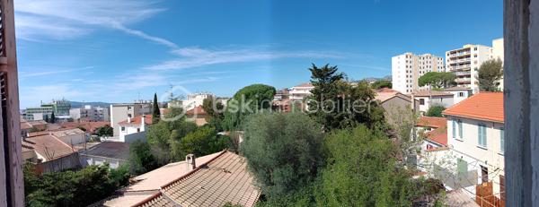 A vendre - T2 loué dernier étage – Vue Faron – Rentabilité immédiate – Parking – Cave – Toulon La Loubière – 157 000 €

💼 Investisseurs : opportunité clé en main avec revenus immédiats !

Situé dans le quartier recherché de La Loubière à Toulon, au calme d’une impasse, découvrez ce charmant T2 d'environ 37 m², au 2ᵉ et dernier étage d’un petit immeuble de 10 lots.

👉 Appartement vendu loué avec bail en cours – idéal pour un investissement sécurisé.

💰 Revenus locatifs :

Loyer hors charges : 660 € / mois
Charges : 30 € / mois
👉 Total encaissé : 693,10 € / mois

📅 Bail en cours depuis avril 2026

💡 Rentabilité brute attractive d’environ 5 %

🏡 Description du bien :

L’appartement se compose de :

✔ Un séjour lumineux avec cuisine ouverte de 22,33 m² (exposition Ouest)
✔ Cuisine équipée (plaque, four, hotte, réfrigérateur, machine à laver)
✔ Une belle chambre avec placard
✔ Une salle d’eau avec WC
✔ Une loggia fermée avec vue dégagée sur le Mont Faron

📦 Annexes & prestations :

✔ Cave privative de 6,21 m²
✔ Parking collectif réservé à la résidence
✔ Climatisation réversible
✔ Double vitrage PVC
✔ Fibre optique
✔ Faibles charges

➕ Atout supplémentaire :

Combles privatifs mentionnés à l’acte, offrant un potentiel d’évolution ou de valorisation (sous réserve d’autorisations).

📍 Emplacement :

✔ Quartier calme et recherché
✔ Proximité centre-ville
✔ Accès rapide aux axes routiers
✔ Commerces, écoles et services à proximité

💰 Informations financières :

Prix : 157 000 € FAI
Charges de copropriété : ≈ 680 € / an
Taxe foncière : 798 € / an
Copropriété : 10 lots

🔎 Informations techniques :

Surface : environ 37 m²
DPE : C (132)
GES : A (4)
Chauffage : climatisation réversible
Étage : 2ᵉ et dernier
Ascenseur : non

📞 Une opportunité rare sur le secteur avec locataire en place.
Contactez-moi dès maintenant pour plus d’informations ou organiser une visite.

Kévin LEXA – 06 50 74 25 70